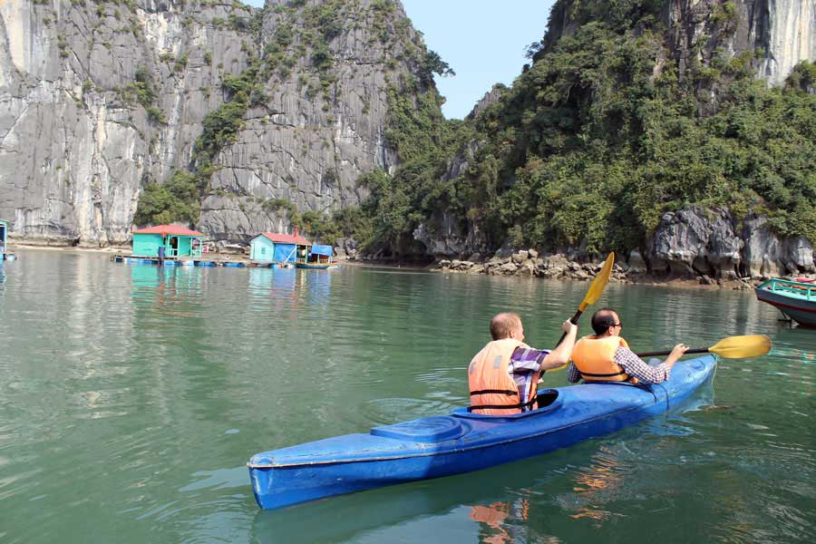 kayak in halong bay