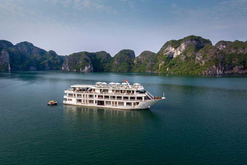 du thuyen vinh ha long vietnam