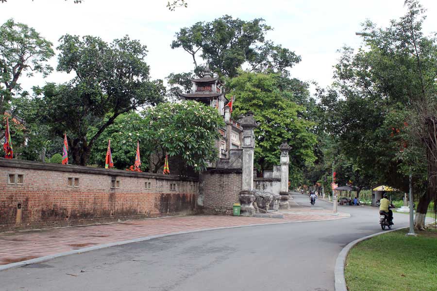 Hanoi motorbike tour to Co Loa