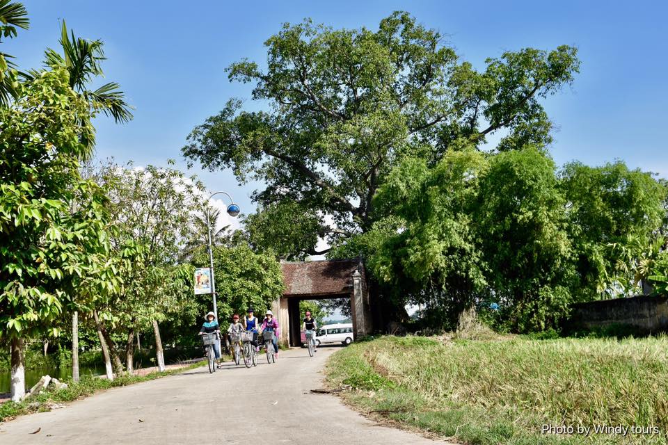 duong lam main gate