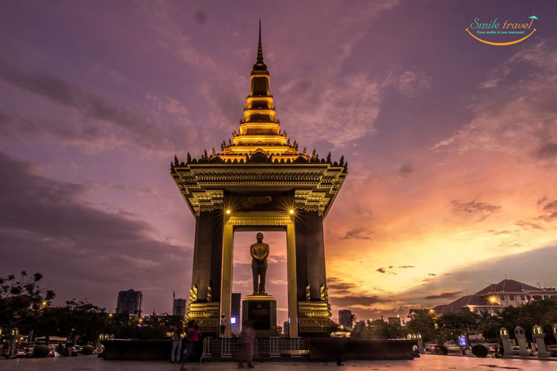 The Independence Monument in Phnom Penh